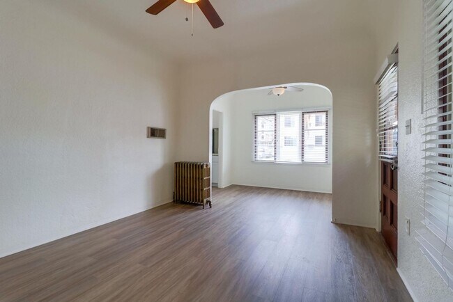 Foto del edificio - Charming Top Floor 1-Bedroom Apartment in Bankers Hill!