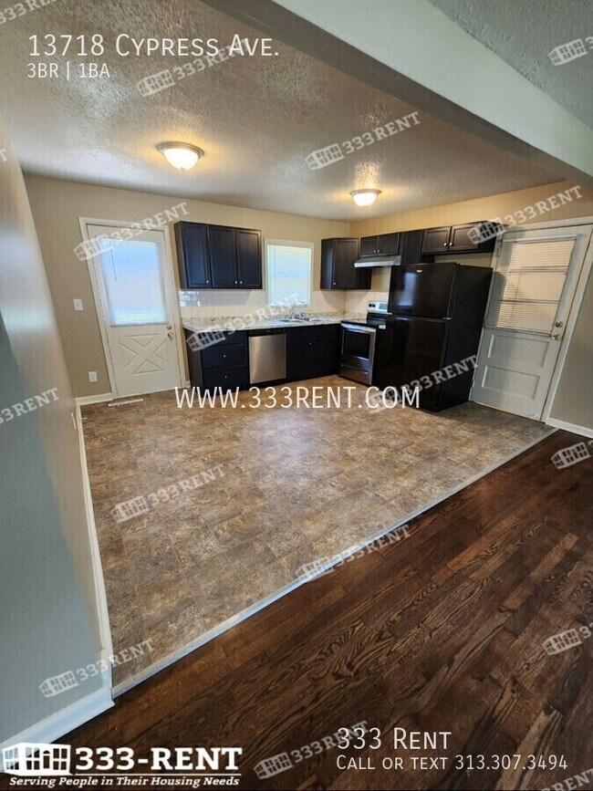 Foto del edificio - 13718 Cypress Ave