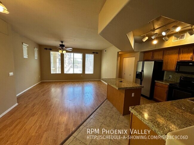 Building Photo - End Unit 2/2.5 Town Home *2 Car Garage* Cu...