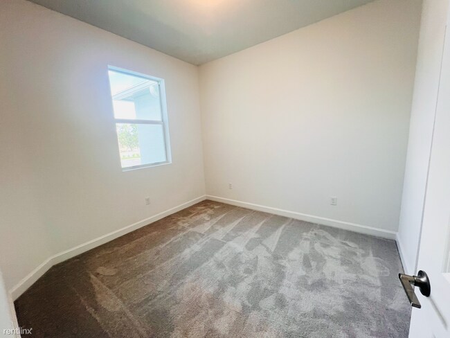 Foto del edificio - 3 br, 2.5 bath Townhome - 204 SE woodbark st