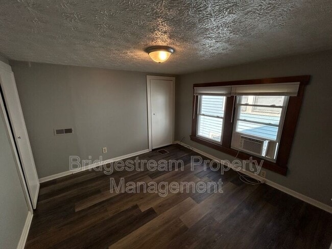 Building Photo - 51 S Sperling Ave