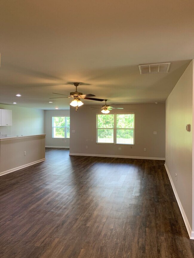 Building Photo - *MOVE-IN PROMO!* Three Bedroom | Two Bath ...