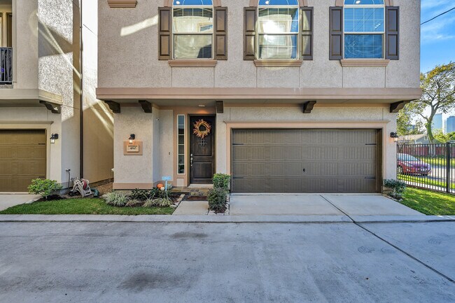 Building Photo - 460 N Live Oak St