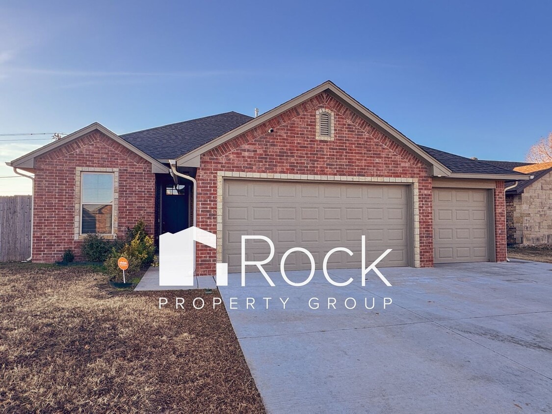 Beautiful 3 Bedroom Home with Study in Westmoore Area of OKC **First Month's Rent FREE** - Beautiful 3 Bedroom Home with Study in Westmoore Area of OKC