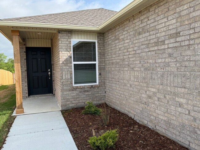 Foto del edificio - Brand New 3BD/2BA 2car garage W/D included