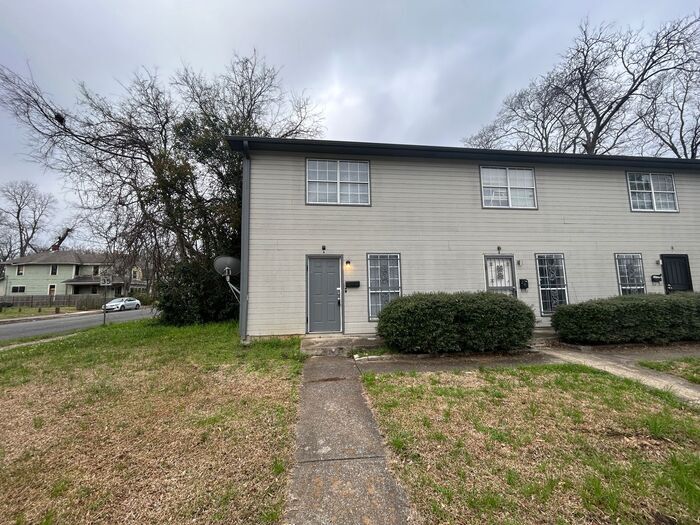 Primary Photo - Cozy 2-Bedroom Home in a Prime Location / ...
