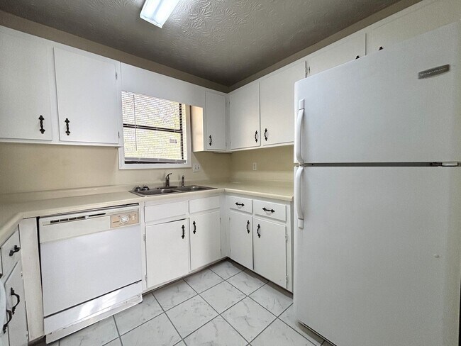 Building Photo - EAST PACES DR - 250/252