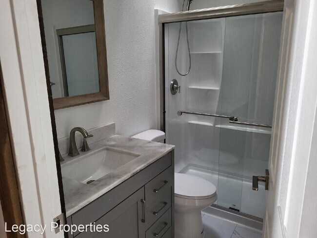 Foto del edificio - 4 br, 3 bath House - 110 W Graf St.