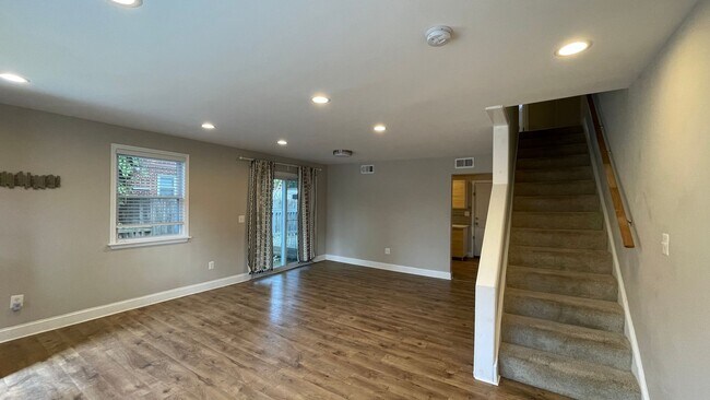 Foto del edificio - Beautiful 3 BR/ 1.5 BA Semi-Detached Home in Dupont Village!
