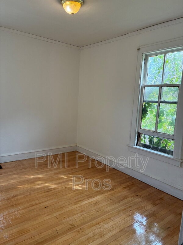 Building Photo - 4572 W Fond du Lac Ave