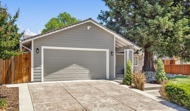 Building Photo - Adorable 3 Bedroom Home!