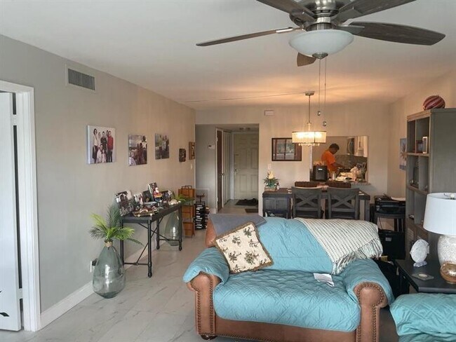 Foto del edificio - 1401 N Riverside Dr