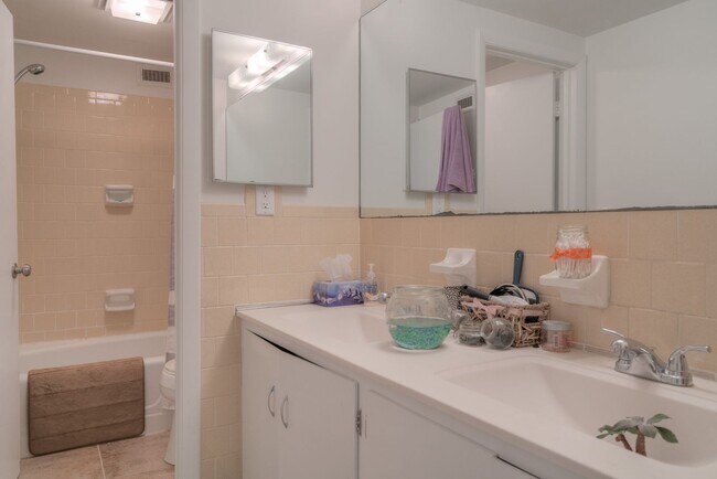 Foto del edificio - 904 Brightwood Manor Dr