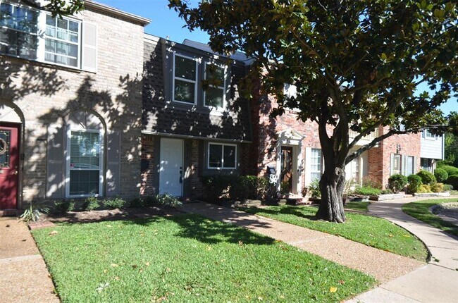 Foto del edificio - 6310 Chevy Chase Dr