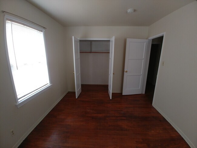 Building Photo - 418 E Freeland St