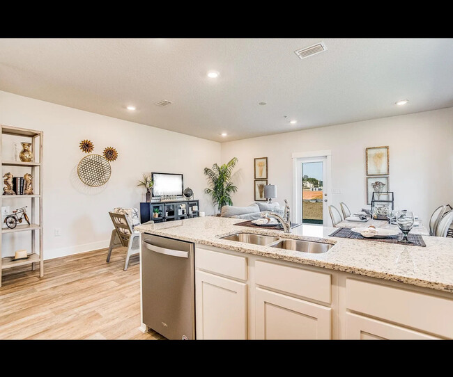 Kitchen looking into living room - 1001 McLaren Cir