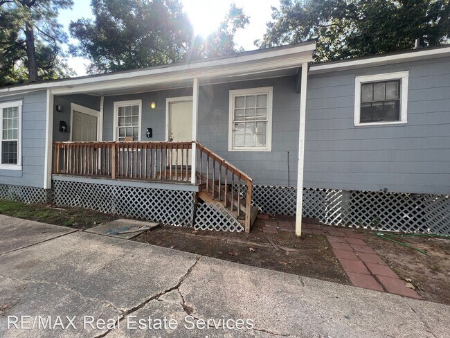 Building Photo - 2 br, 1 bath House - 157 East College Unit B