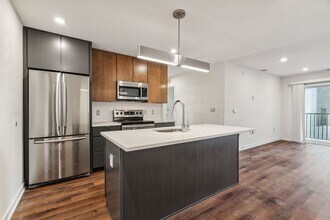 Interior Photo - Graduate Pointe