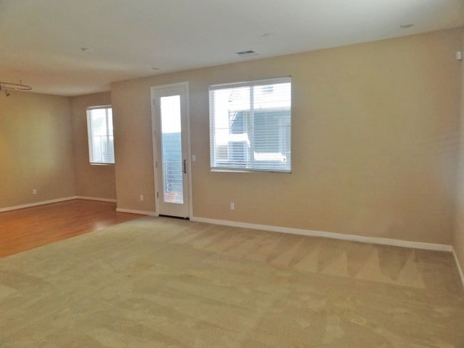 Building Photo - 929 Sakura Dr