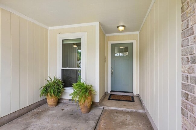 Building Photo - 2717 Charlesworth Dr