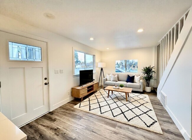 Building Photo - Modern Luxury Meets Small Town Charm in Your New Gladstone Home! Water,Sewer, PGE & NW Natural in...