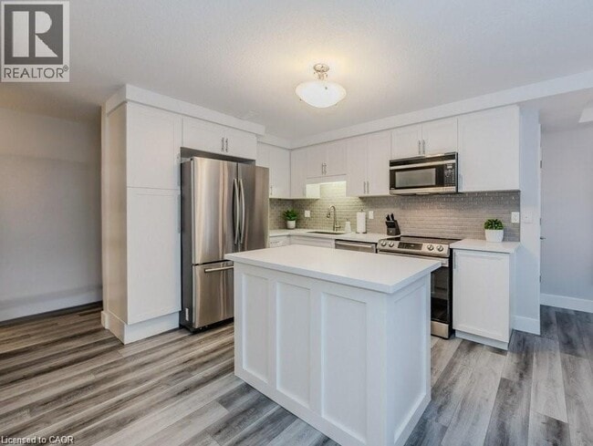 Building Photo - 237 Rachel Crescent