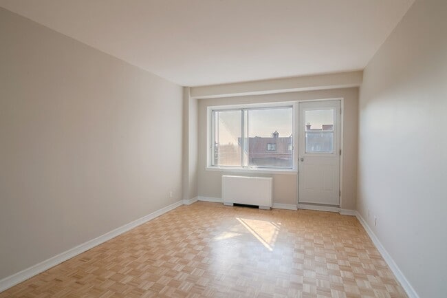 Building Photo - 4555 Av. Bonavista