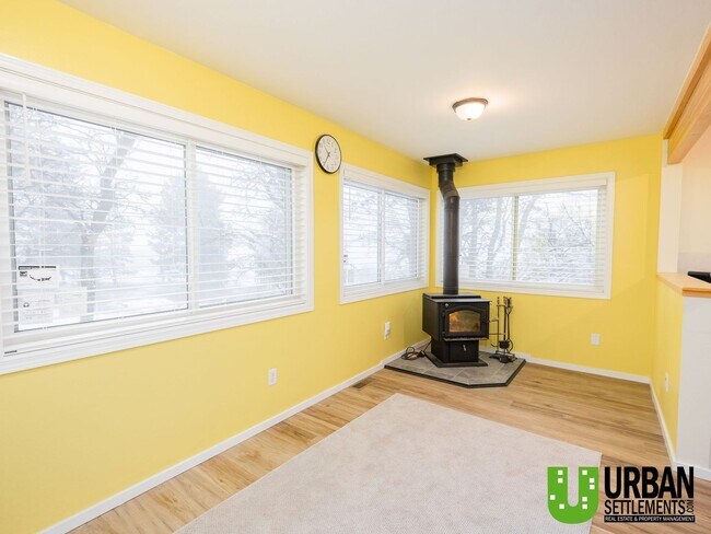 Foto del edificio - You will love this farmhouse on acreage