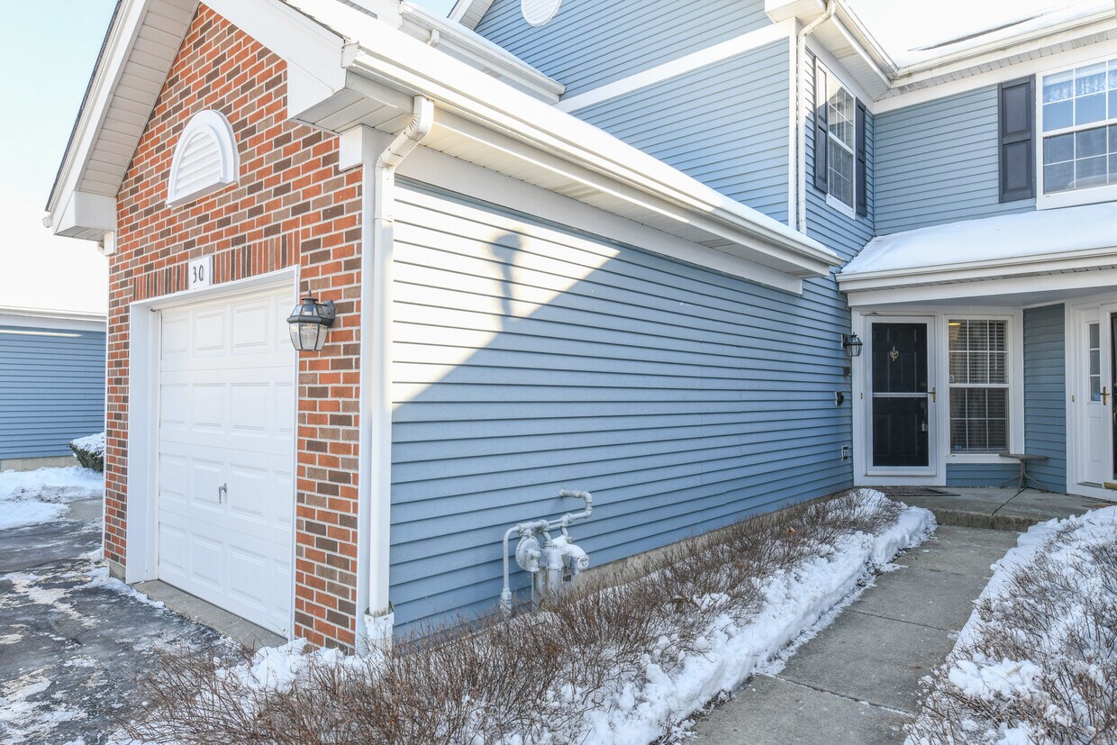 30 Arbordale Ct, Algonquin, IL 60102 Townhouse for Rent in Algonquin