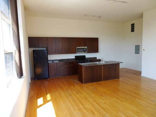Building Photo - 2409 W North Ave