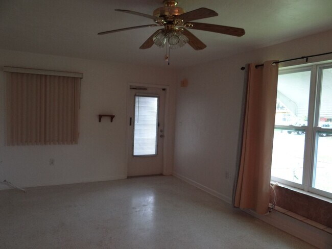 Foto del edificio - Port Charlotte Annual Rental. 2 bed, 2 bath, 1 carport