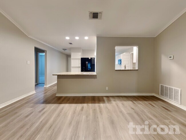 Building Photo - 5022 Crestwood Dr