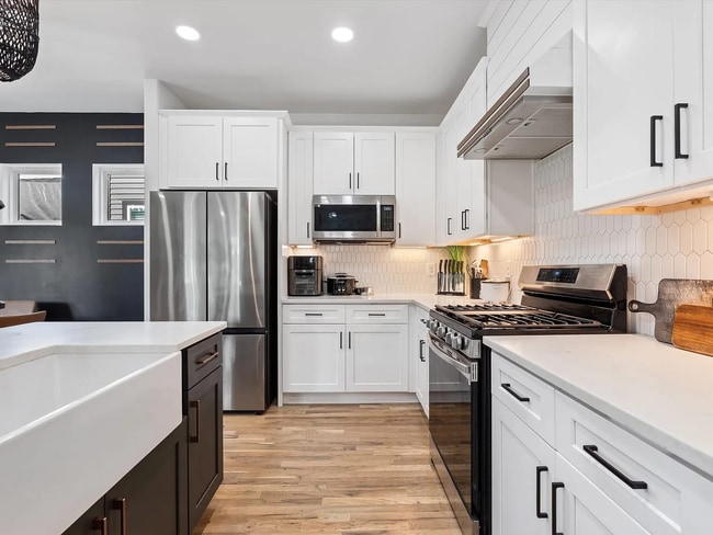 Building Photo - Fully Furnished 3BR Home