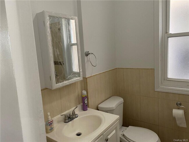 Building Photo - 632 Van Nest Ave