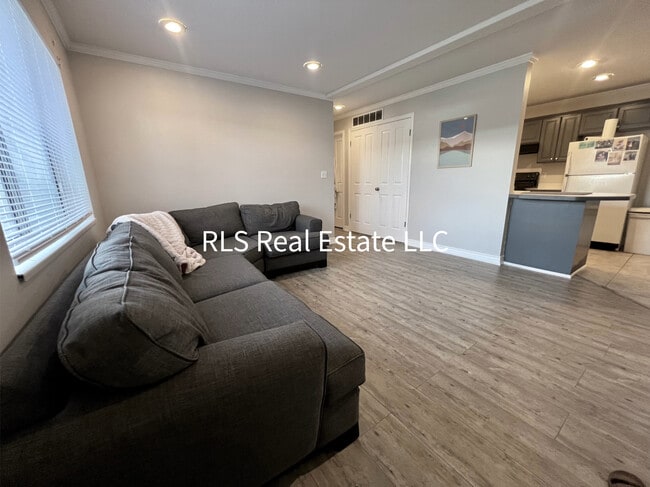 Building Photo - 1541 N Riverside Ave