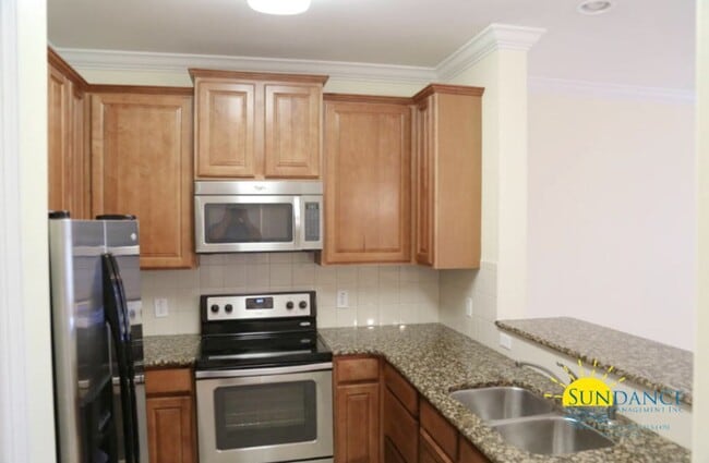 Building Photo - Charming 3 Bedroom Townhome in Santa Rosa ...