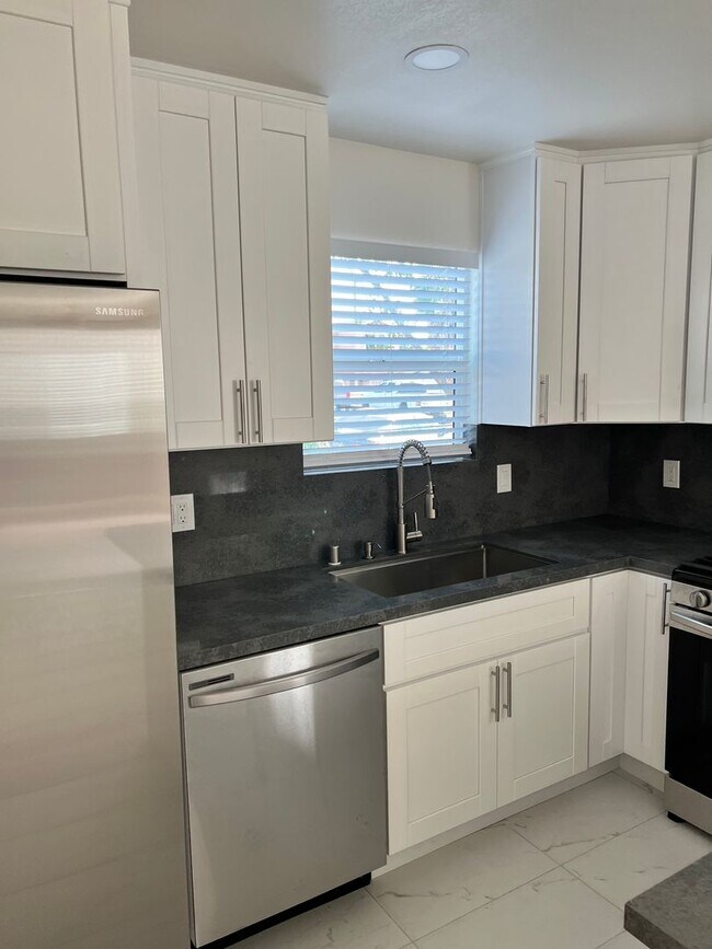 Foto del edificio - $2,850 - 2 Bed 1 Bath House in San Diego