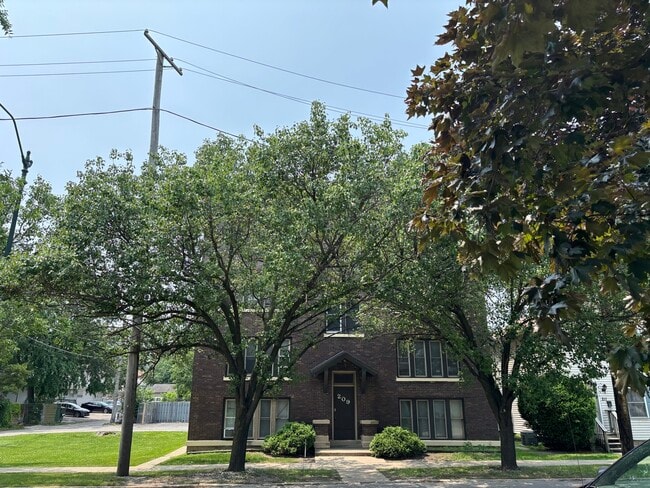 Building Photo - 209 N Center St