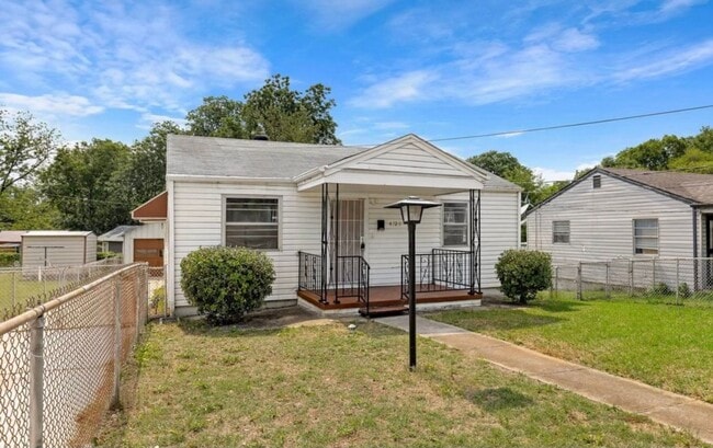 Building Photo - Spacious 3 Bedroom Home