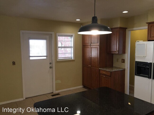 Building Photo - 3 br, 2 bath House - 631 E. 28th St.