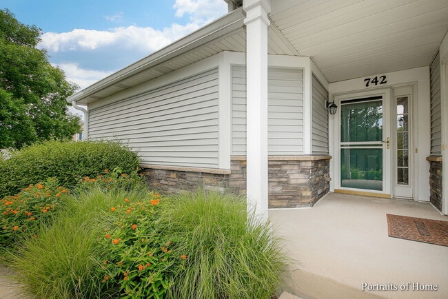 Building Photo - 742 Genesee Dr