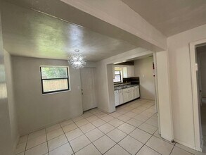 Building Photo - 226 6th Jpv St