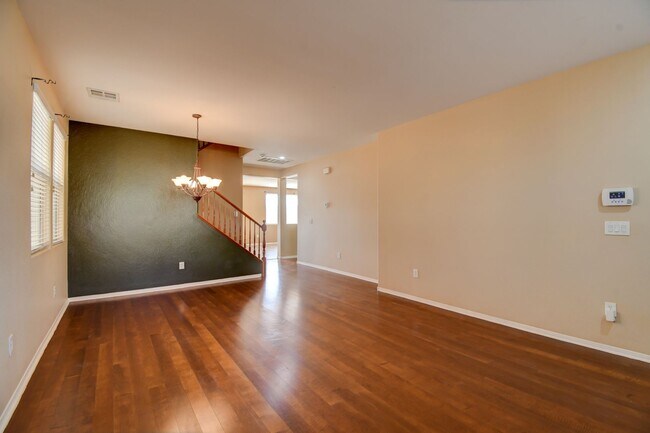 Foto del edificio - 4 Bed 3 Bath With Huge Loft