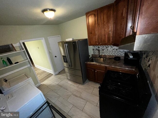 Building Photo - 2445 N Bancroft St