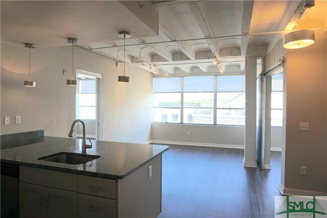 Building Photo - 104 E Liberty
