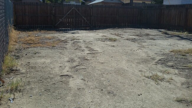 Building Photo - 2 Bed 1 Bath Home Taft CA