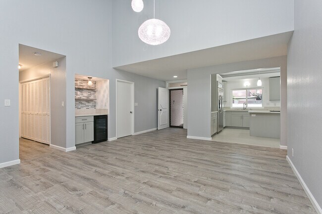 Building Photo - Queens Gate Renovated 3 bedroom, 2 bath at...