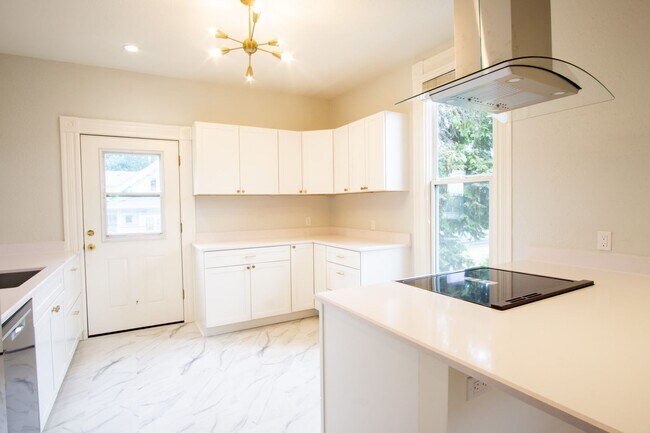 Foto del edificio - Gorgeous & Luxurious Remodeled Top-Floor T...