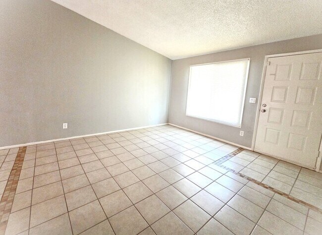 Building Photo - Cute 2 bedroom 1 bath