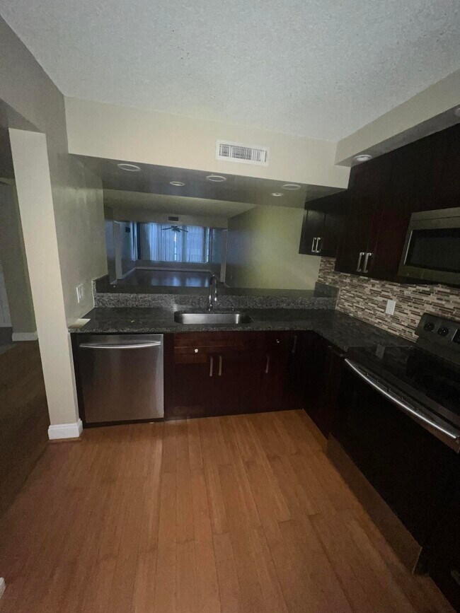 Foto del edificio - 2771 Village Blvd